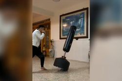Clip: Tập đấm làm vỡ đồ quý trong nhà, chàng trai chết lặng