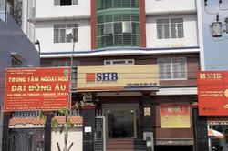 Người đàn ông đe dọa nhân viên, cướp ngân hàng ở Bình Dương