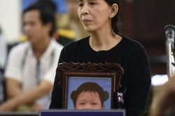 Mẹ ruột và cha dượng bạo hành con gái 3 tuổi đến tử vong bất ngờ đổ lỗi cho... bà ngoại
