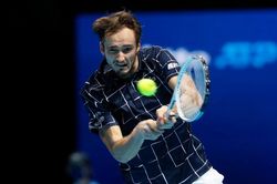 Djokovic bại trận trước Medvedev tại ATP Finals