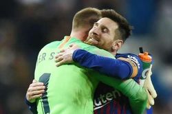Ter Stegen mong Messi hạnh phúc ở Barca