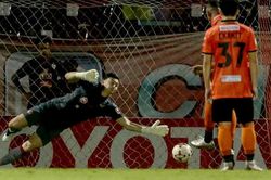 Thua tức tưởi, đội bóng của Văn Lâm tính kiện trọng tài lên AFC