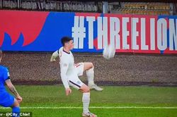CĐV phát cuồng với pha xử lý tinh tế của Phil Foden