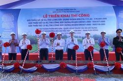 Thi công 3 gói thầu cao tốc Bắc - Nam trị giá hơn 4.000 tỉ đồng