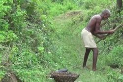 Người đàn ông Ấn Độ dành 30 năm thanh xuân để... đào kênh dẫn nước
