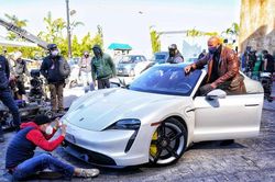 Đô vật The Rock khiến fan bật cười vì body quá 'khủng' bên siêu xe