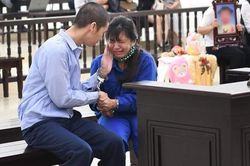 Tử hình bố dượng, phạt tù chung thân người mẹ bạo hành con đến chết