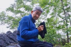 Không còn vợ con, cụ ông 94 tuổi xây mộ, ngủ trong quan tài mỗi tối