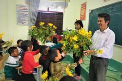 Những người thầy nuôi dạy học sinh bán trú ở vùng biên