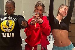 Hailey Baldwin khoe 'eo con kiến', rạng rỡ chụp hình cùng bạn thân