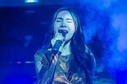 Vừa trình diễn xong chương trình gây quỹ, Thủy Tiên tức tốc bay ra Huế tiếp tục cứu trợ