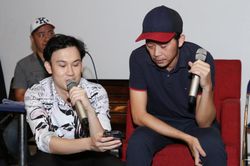 Dương Triệu Vũ và Hoài Linh tập luyện cho tiết mục đặc biệt tặng mẹ trong liveshow 'Dạ Nguyệt'