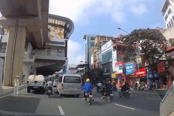 Clip: Xe máy đang chuyển làn đâm thẳng vào cô gái đi bộ sang đường, dân tình ngán ngẩm 'chẳng ai đúng cả'