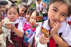 Học trò hào hứng với buổi ngoại khóa ở trại ếch, loạt ảnh cuối ghi lại kết cục bất ngờ của loài lưỡng cư