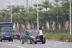 Thanh niên lao thẳng ra đường Cienco 5 chặn ô tô xin tiền