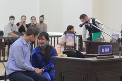 Tuyên án tử hình cha dượng, tù chung thân mẹ đẻ bạo hành bé gái 3 tuổi đến chết