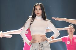 Tiểu Vy khoe eo thon trong buổi tổng duyệt chung kết HHVN