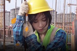 Hot girl Trung Quốc bị chỉ trích khi quay clip thử làm công nhân