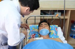 Thầy giáo nghèo đóng viện phí cho chàng trai mắc bệnh hiếm