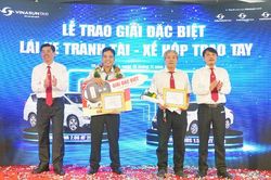 Lái xe taxi nhận thưởng 'xế hộp' gần 1 tỉ đồng