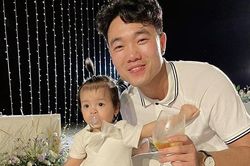 Con gái Tiến Dũng được 'săn đón' trong lễ cưới Công Phượng