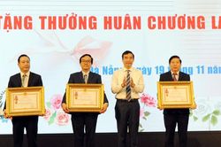 Nhiều tập thể, cá nhân được vinh danh, khen thưởng nhân dịp 20-11