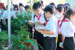Thầy, trò hào hứng trải nghiệm 'Vườn Sinh vật'