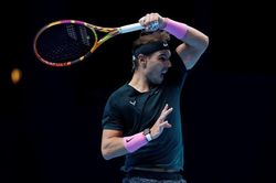 Nadal nghẹt thở giành vé bán kết ATP Finals