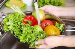 Mẹo rửa 'thần kỳ' khiến rau và trái cây ngon ngọt hơn