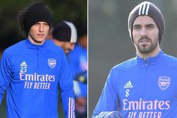 Hai cầu thủ Arsenal đánh nhau trên sân tập