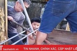 Chật vật giải cứu cháu bé mắc kẹt giữa 2 thanh sắt