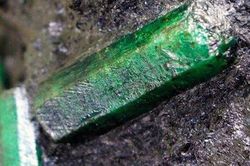 Sợ hãi vì tìm thấy khối đá quý dị thường trị giá 7.700 tỷ đồng
