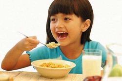 3 sai lầm khi cho con ăn sáng, gây hại sức khỏe của bé