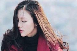 Kỷ niệm 3 năm ngày cưới, chồng tặng tôi chiếc kiềng vàng 5 chỉ khiến tôi rất vui, song đêm ấy thấy anh quỳ gối trước giường mẹ chồng, tôi rụng rời tay chân