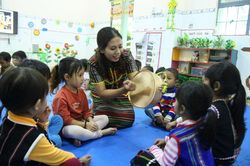 Cô giáo trẻ nặng lòng với văn hóa dân tộc