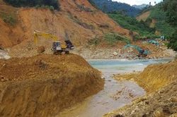 Nỗ lực ngăn dòng Rào Trăng tìm kiếm 12 nạn nhân mất tích