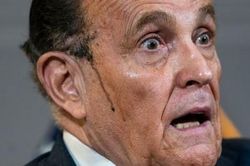 Luật sư của Trump chảy thuốc nhuộm tóc khi họp cáo buộc gian lận