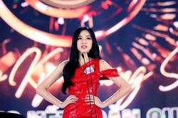Hoa hậu Đỗ Thị Hà ứng xử ấp úng