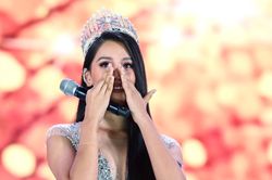 Trần Tiểu Vy khóc nức nở trước phút trao lại vương miện