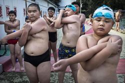 Nỗ lực giúp con thoát béo phì của cha mẹ Trung Quốc