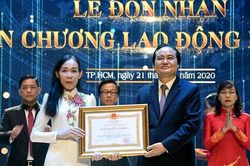 Trường ĐH Văn Lang đón nhận Huân chương Lao động hạng Ba