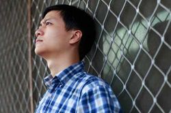 Mẹ tôi hứa cho các con tiền mua nhà nhưng khi nhìn túi tiền bà để lại, vợ tôi tức tối hất tung khiến tiền rơi vương vãi khắp sàn nhà