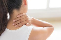 Mối liên quan giữa hội chứng cổ vai với tư thế ngồi làm việc hằng ngày của dân văn phòng