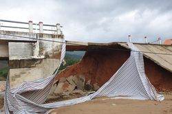 Cầu mới bàn giao chưa đầy 1 năm bị nước cuốn sập taluy toang hoác