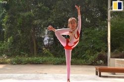 Kỷ lục gia nhí với kỹ năng uốn dẻo