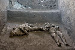 Phát hiện xác nô lệ và chủ nhân nguyên vẹn ở thành phố cổ Pompeii