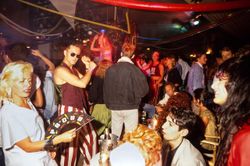Không gian tiệc tùng của giới siêu giàu ở Tây Ban Nha năm 1989
