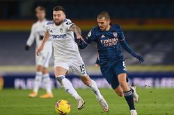 Sao Arsenal nhận thẻ đỏ sau pha 'thiết đầu công'