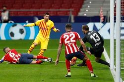 Atletico 1-0 Barcelona: Messi im tiếng, Barcelona lại thua, tụt xuống thứ 10 La Liga