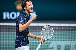 Đánh bại Nadal, Medvedev đấu Dominic Thiem ở chung kết ATP Finals